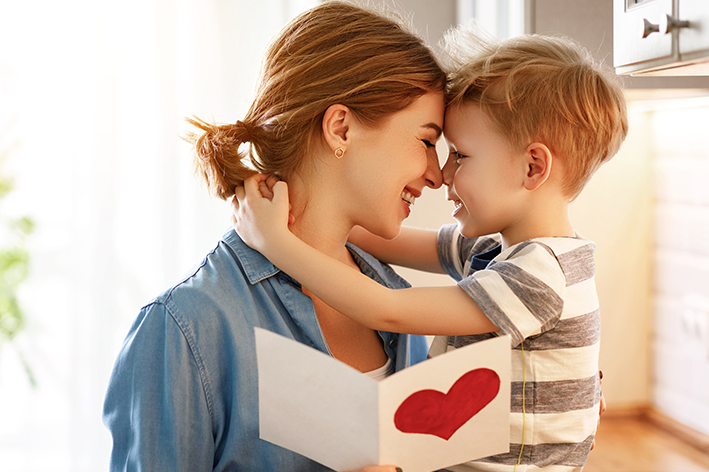 Kinderliebe kommt vom Herzen (Bildquelle: Jenko Ataman/ stock.adobe.com)