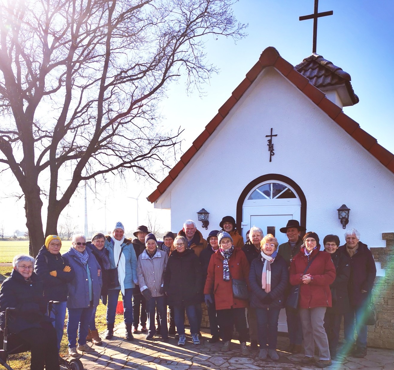 Annette Engelhardt und Landfrauen aus Norddeutschland vor der St. Leonhard Kapelle (Die Bildrechte liegen bei dem Verfasser der Mitteilung.)