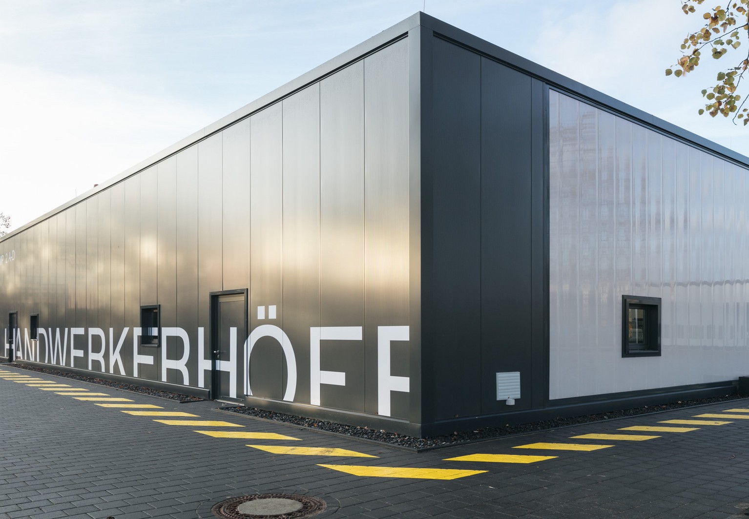 Die Außenfassade der Handwerkerhöfe in Wedel besteht aus DuoColor Lichtbauelementen der Rodeca GmbH. Foto: HGEsch Die Außenfassade der Handwerkerhöfe in Wedel besteht aus DuoColor Lichtbauelementen der Rodeca GmbH. Foto: HGEsch