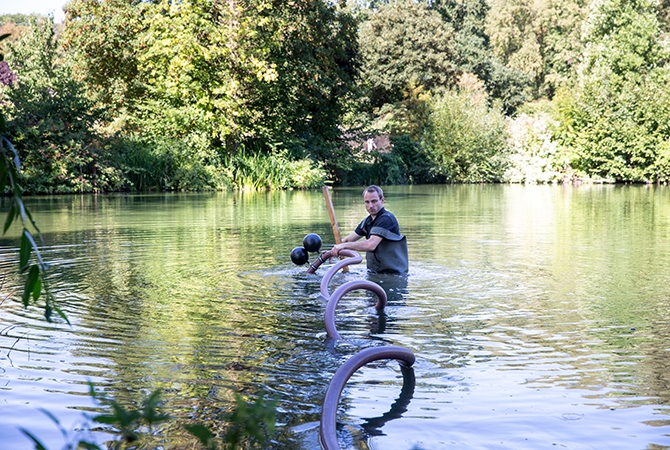Installation eines Nano-Belüfters bei der Teichsanierung auf einem Gutshof in Niedersachsen. (Bildquelle: Uwe E. Nimmrichter)