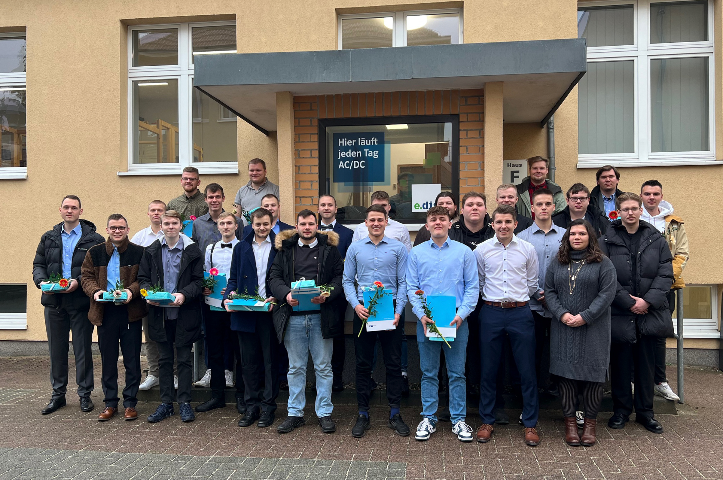 Freisprechung von 28 Elektrikern im Brandenburger E.DIS-Bildungszentrum. Freisprechung von 28 Elektrikern im Brandenburger E.DIS-Bildungszentrum.