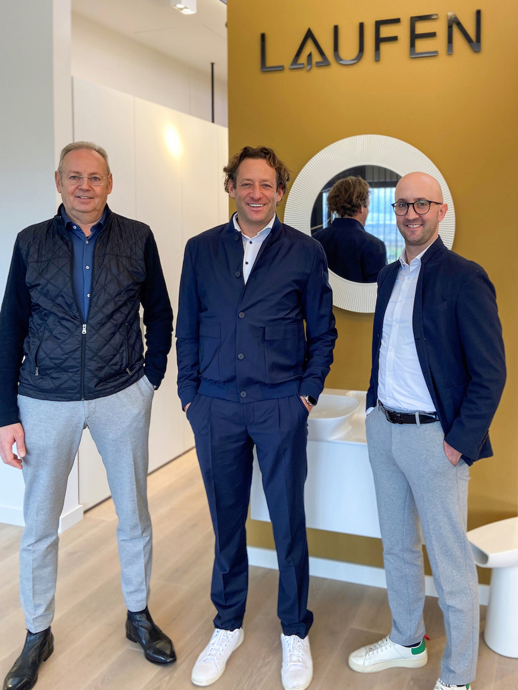 Laufen: Norbert Jacobi (links) und Stefan Seckinger (rechts).Aqua Cultura: Martin Henrich (Mitte). (Bildquelle: @Laufen) Laufen: Norbert Jacobi (links) und Stefan Seckinger (rechts).Aqua Cultura: Martin Henrich (Mitte). (Bildquelle: @Laufen)
