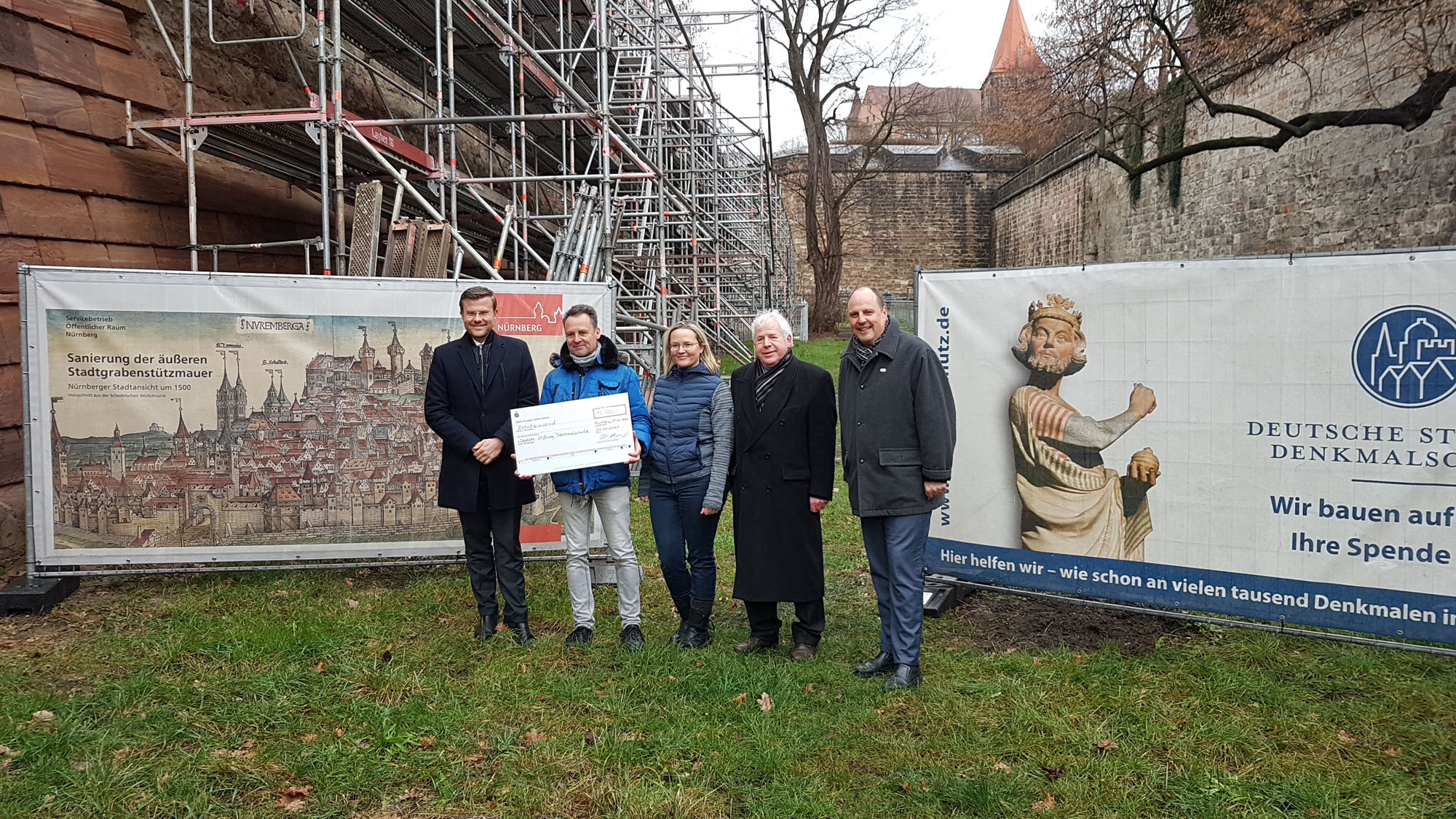 Spendenübergabe der Nürnberger Unterwelten für den Erhalt der Nürnberger Stadtmauer (Die Bildrechte liegen bei dem Verfasser der Mitteilung.) Spendenübergabe der Nürnberger Unterwelten für den Erhalt der Nürnberger Stadtmauer (Die Bildrechte liegen bei dem Verfasser der Mitteilung.)