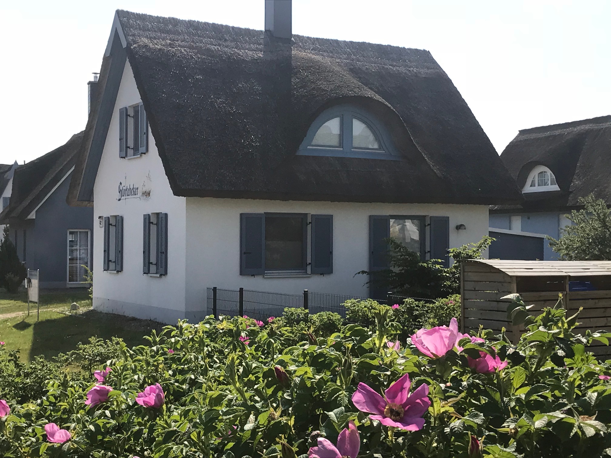 Reethaus am Meer Störtebeker ca 80 m zum Ostseestrand komplett eingezäunt (Die Bildrechte liegen bei dem Verfasser der Mitteilung.) Reethaus am Meer Störtebeker ca 80 m zum Ostseestrand komplett eingezäunt (Die Bildrechte liegen bei dem Verfasser der Mitteilung.)