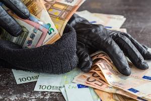 Raubüberfälle mit dem Ziel Bargeld zu erbeuten, soll schwieriger werden. (Bildquelle: iStock-FotoDuets)