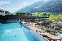 Exklusiver Pool der Skylounge (Wellnessresort Amonti & Lunaris)