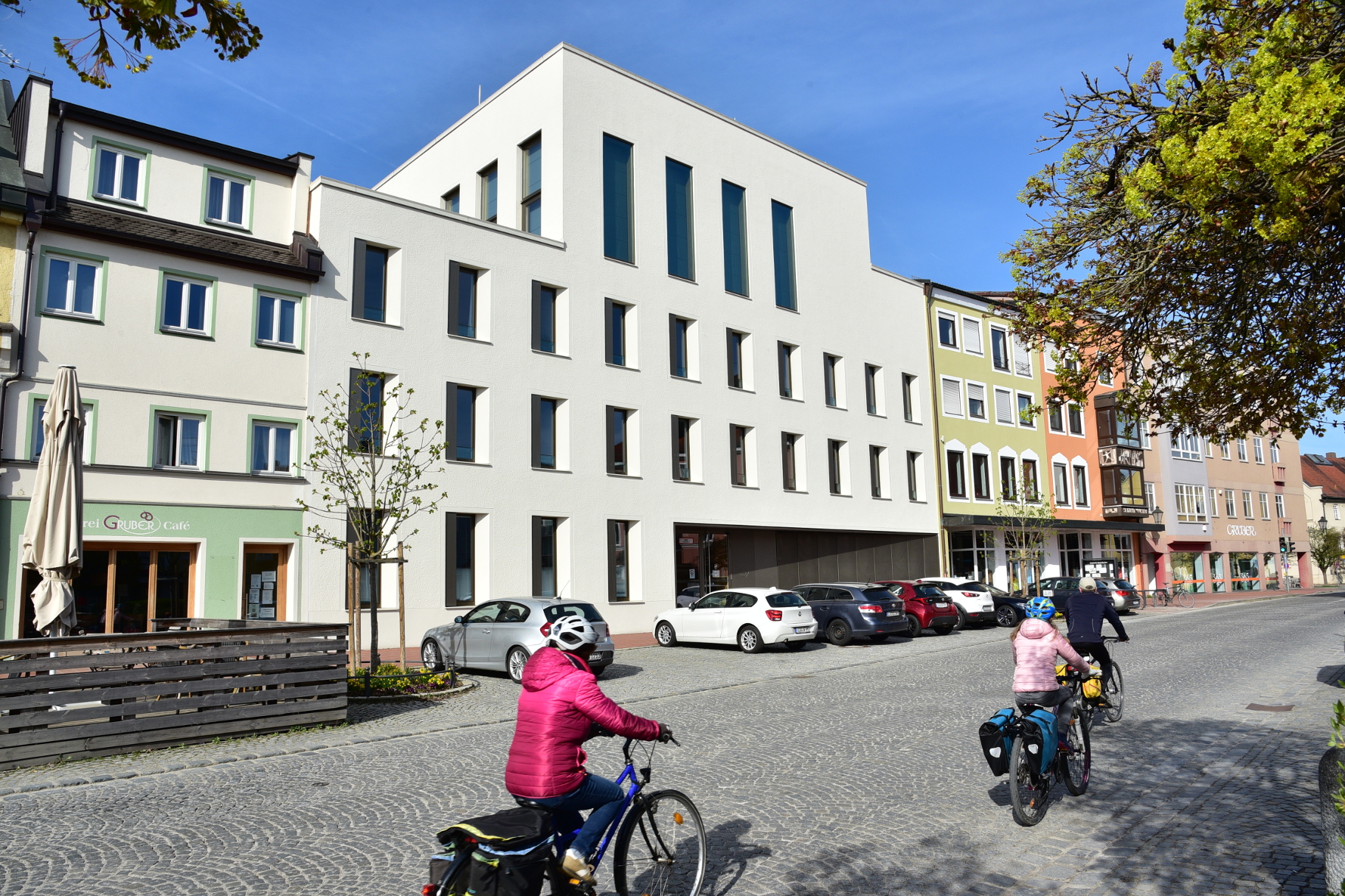 Eingebettet in historische Gebäude wird das Rathaus in Dorfen zu einem Blickfang. (Bild: Leipfinger-Bader/ Hermann Weingartner)