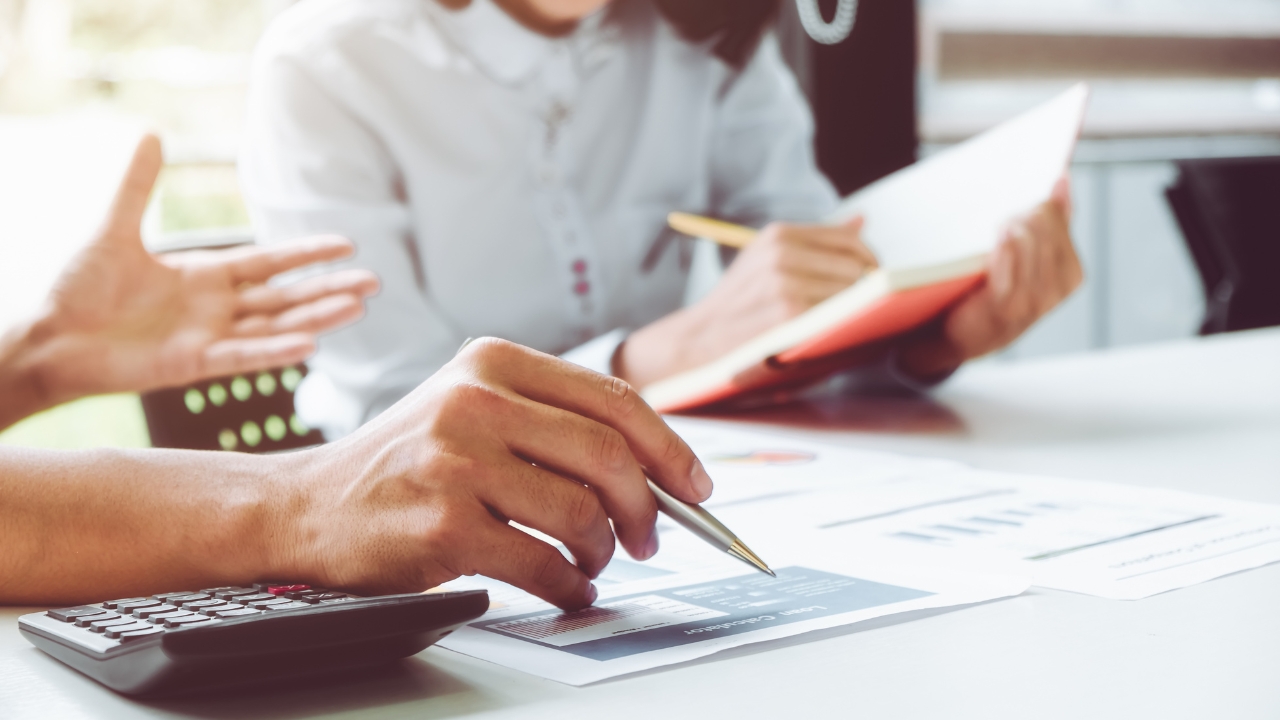Erfassung von Verarbeitungstätigkeiten ist essenziell für den Datenschutz (Bildquelle: Canva: Business Man Supervising)