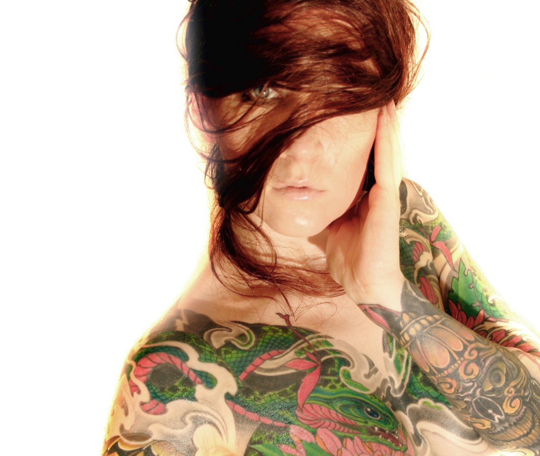 Tattoo-Model Jenni Mitkovic verlobt sich mit 41 Jahren. (© Jenni Mitkovic)