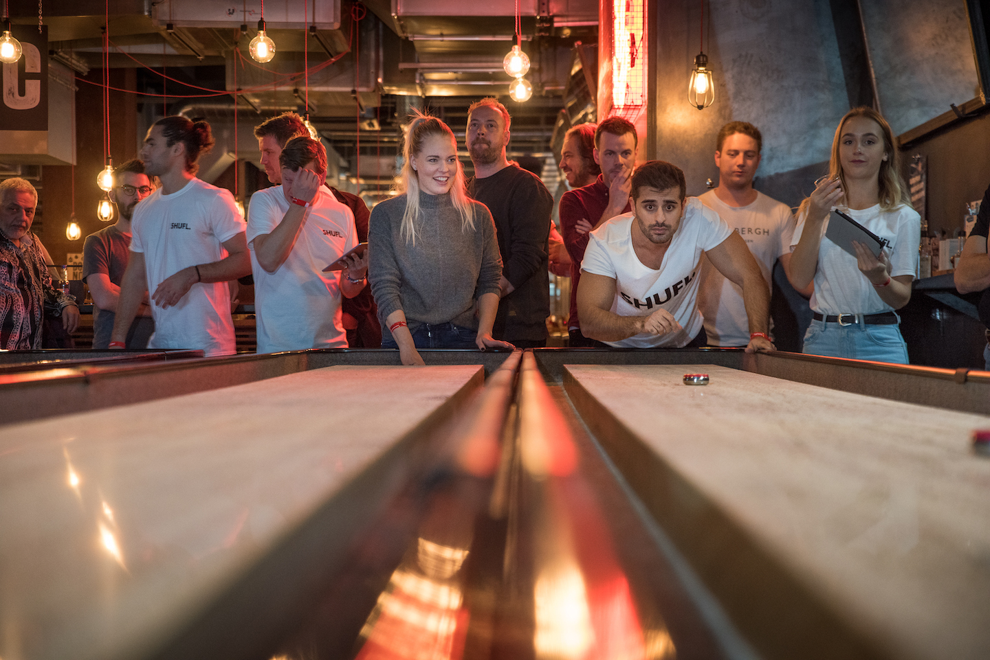 Gaming, Fun, Food und Drinks mit und am Shuffleboard. The Social Gaming Group Gaming, Fun, Food und Drinks mit und am Shuffleboard. The Social Gaming Group