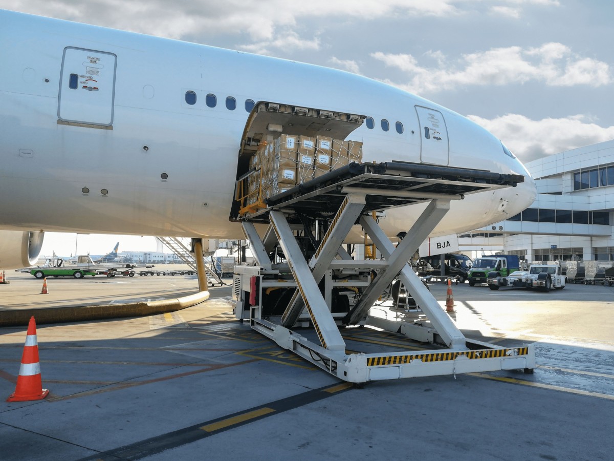 Lufttransporte aus Deutschland in die ganze Welt: Wie Sie erfolgreich Waren und Güter transportieren (© ) Lufttransporte aus Deutschland in die ganze Welt: Wie Sie erfolgreich Waren und Güter transportieren (© )