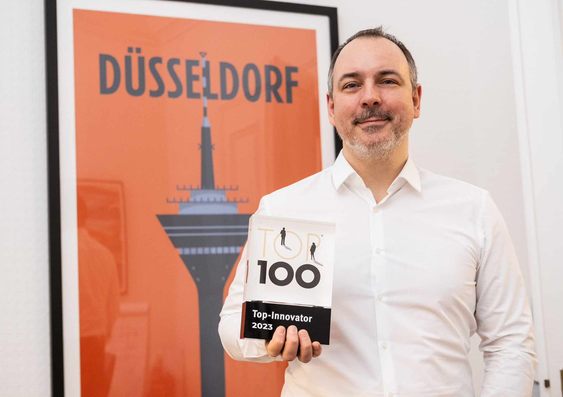 Geschäftsführer Sebastian Witzmann freut sichüber einen weiteren Innovationspreis. (Die Bildrechte liegen bei dem Verfasser der Mitteilung.) Geschäftsführer Sebastian Witzmann freut sichüber einen weiteren Innovationspreis. (Die Bildrechte liegen bei dem Verfasser der Mitteilung.)