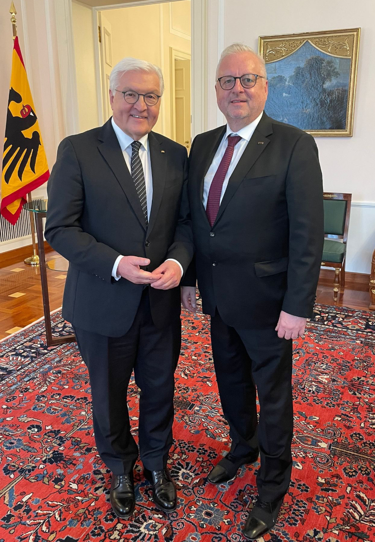STOOF International: Bundespräsident Frank-Walter Steinmeier im Gespräch mit Fred Stoof (Die Bildrechte liegen bei dem Verfasser der Mitteilung.) STOOF International: Bundespräsident Frank-Walter Steinmeier im Gespräch mit Fred Stoof (Die Bildrechte liegen bei dem Verfasser der Mitteilung.)