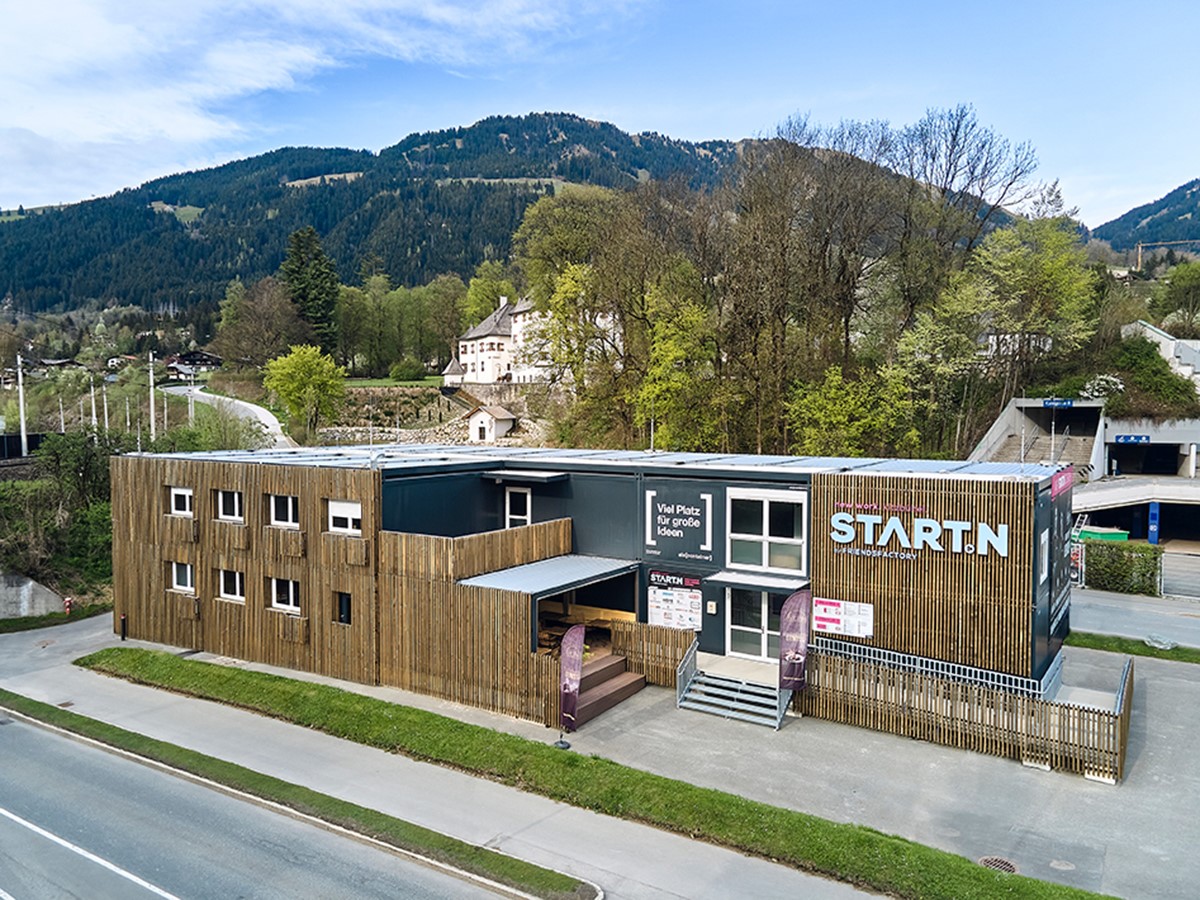 Tagsüber im START.N innovativ arbeiten, nach Feierabend in die Berge - das ist Teil des Konzepts im neuen Kitzbüheler Workspace. Tagsüber im START.N innovativ arbeiten, nach Feierabend in die Berge - das ist Teil des Konzepts im neuen Kitzbüheler Workspace.