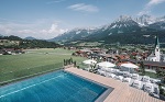 Außenansicht mit Pool und Sitzmöglichkeiten (c) Markus Auer (DAS KAISERBLICK Superior)