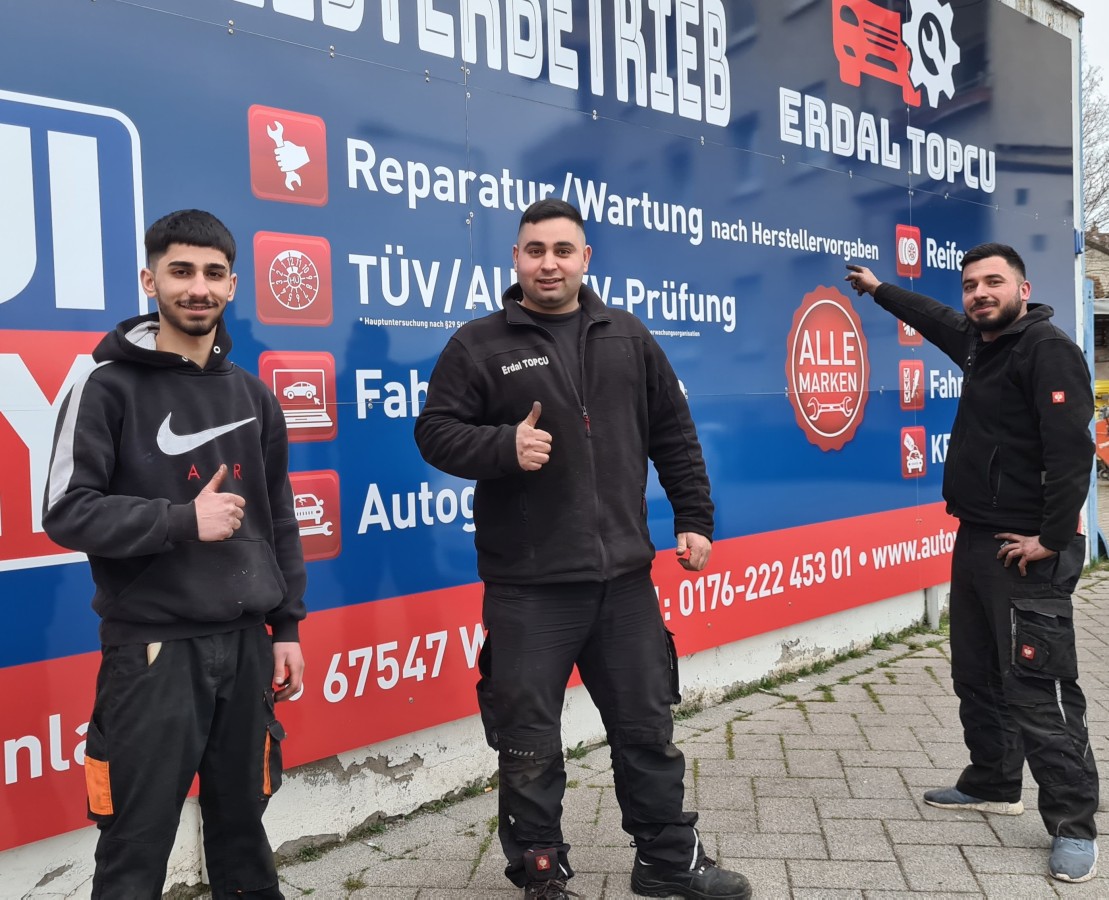 Team-Topcu (v. l. n. r.) Jahrespraktikant Nuri,  Erdal Topcu, Mitarbeiter Omar (© © Bild: www.cmp-Medien.de CC )