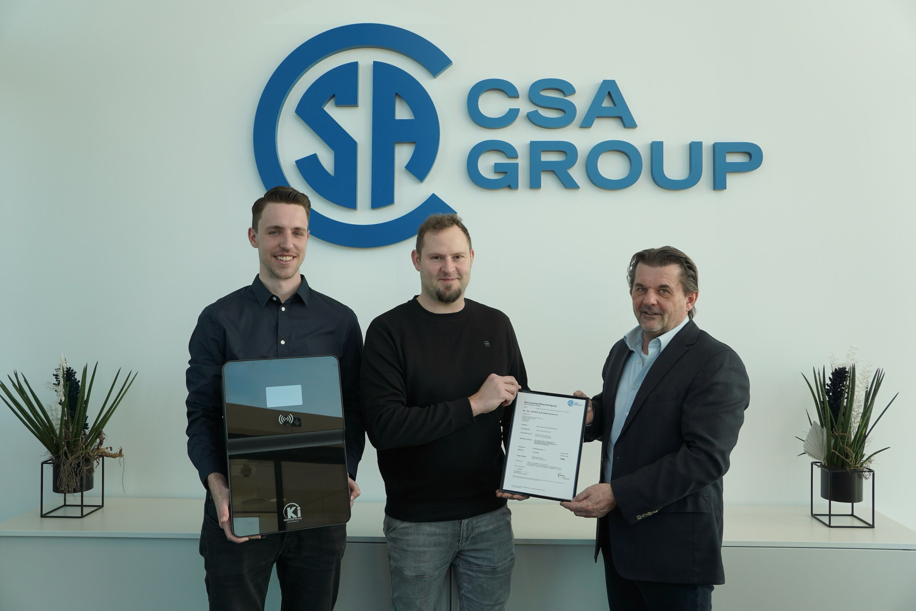 D. Fröhlich, CSA Group Bayern übergibt Zertifikat zur erfolgreichen Baumusterprüfung D. Fröhlich, CSA Group Bayern übergibt Zertifikat zur erfolgreichen Baumusterprüfung