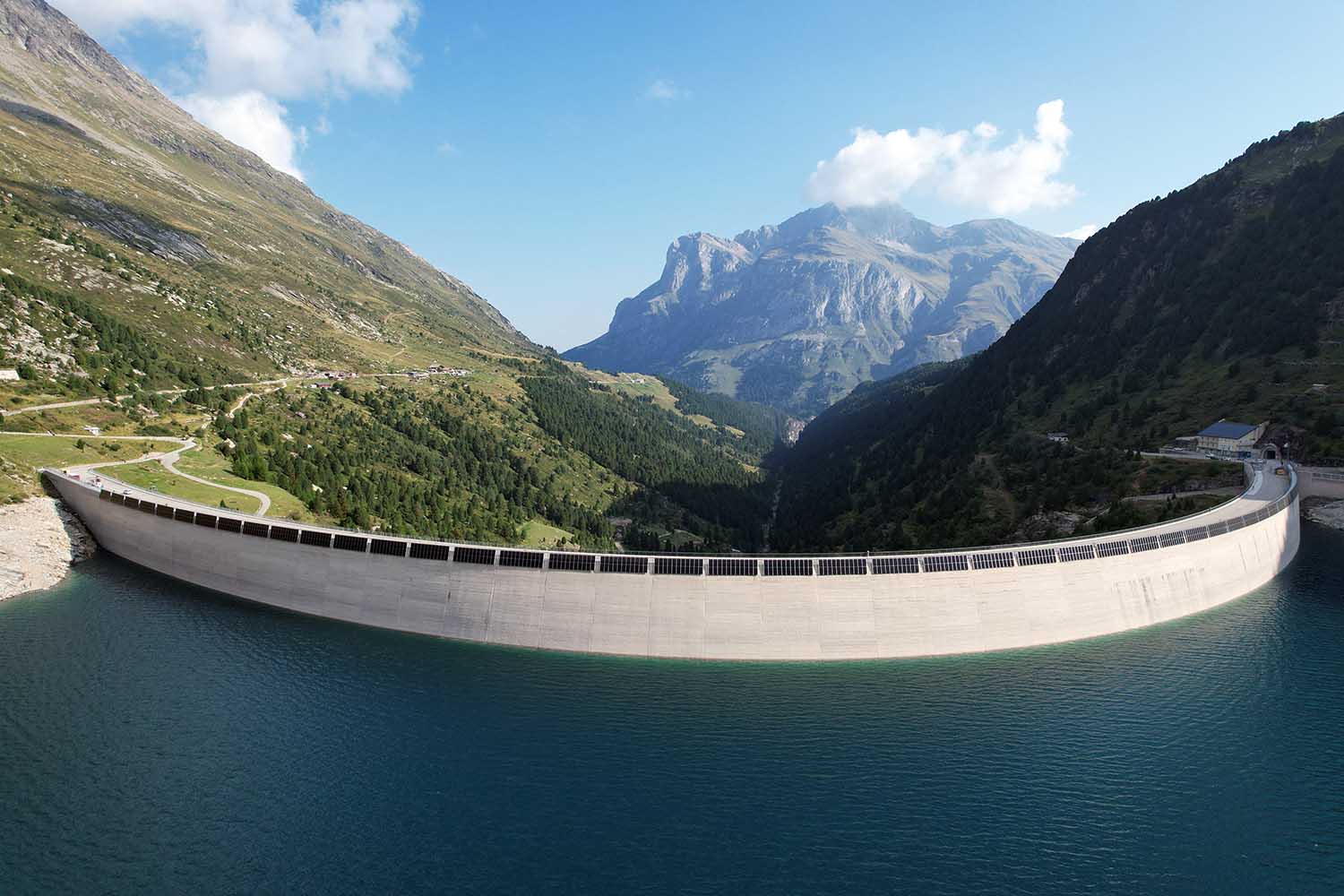 Photovoltaik-Anlage der ewz an der Staumauer Valle di Lei im Schweizer Kanton Graubünden. (Die Bildrechte liegen bei dem Verfasser der Mitteilung.)