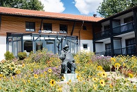 Blumen vor dem Eingang versüßen die Anreise (c) Franz Koekeny Pfarrkirchen (MY MAYR MED Resort)
