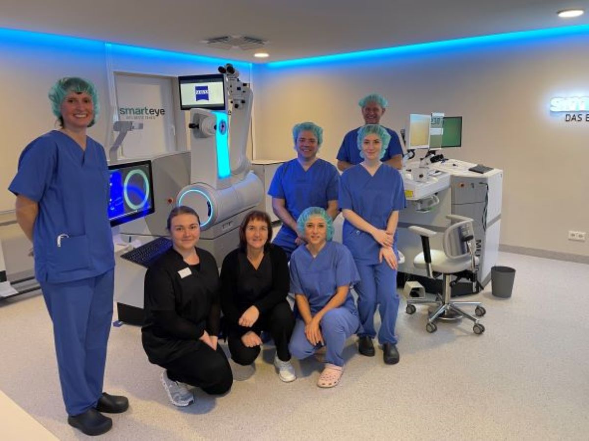 Das Smarteye-Team um Privatdozent Dr. med. Christian Ahlers freut sich über den neuen Laser