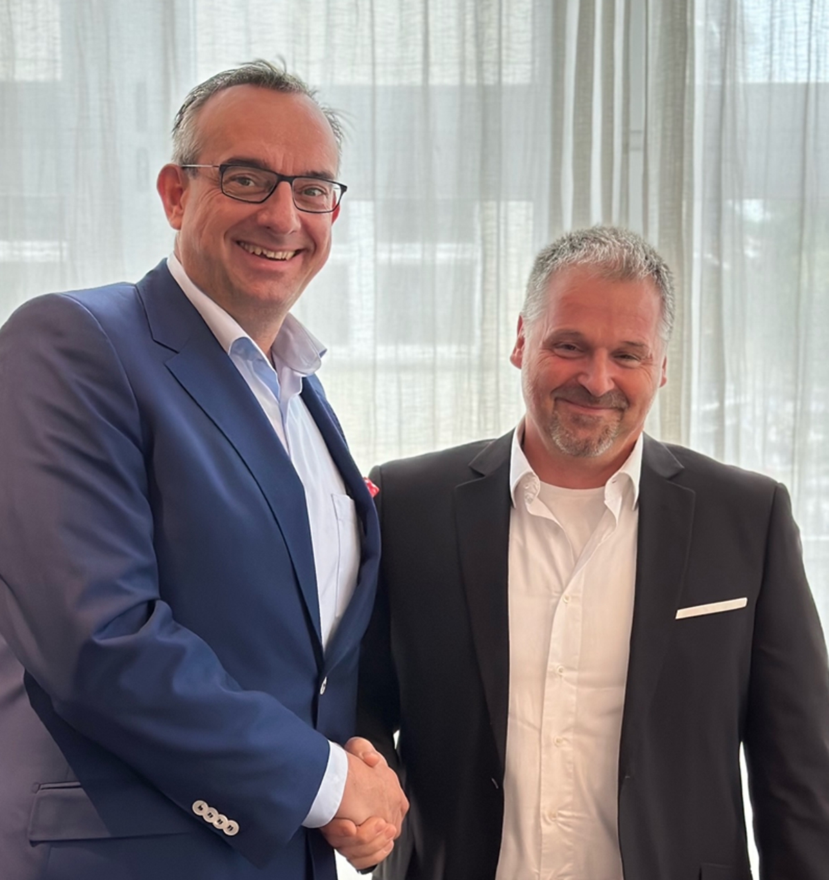 Oliver Drews und Carsten Gerdes beim Abschluss des Kaufvertrages