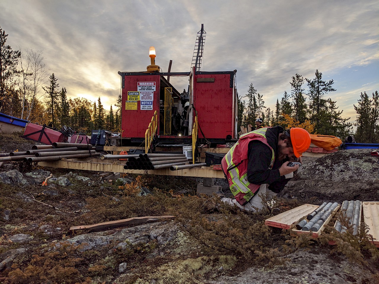Bohrcrew von Gold Terra im Einsatz; Foto: Gold Terra Resource Bohrcrew von Gold Terra im Einsatz; Foto: Gold Terra Resource