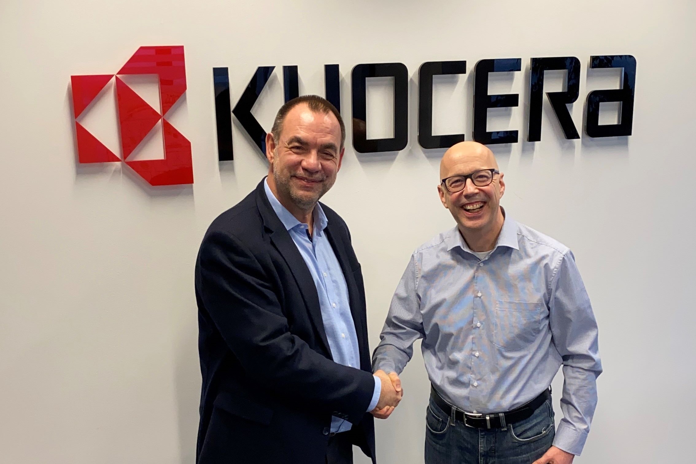 Michael Kalaus und Markus Uhl besiegeln die Zusammenarbeit inÖsterreich (Die Bildrechte liegen bei dem Verfasser der Mitteilung.)