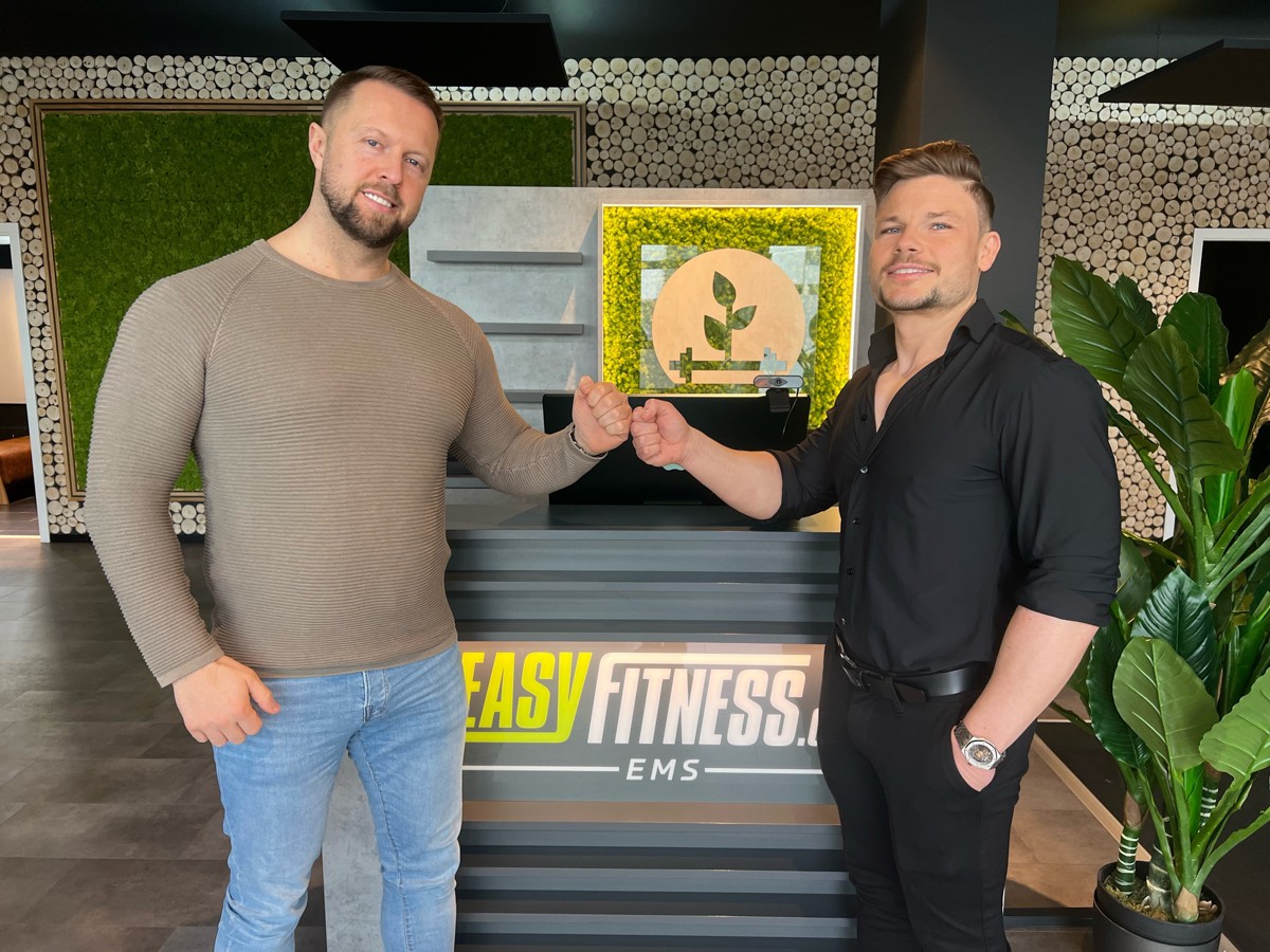 Zusammen zum Erfolg - Barowsky und Müller geben sich die Faust nach einem erneuten Rekord (© EASYFITNESS Franchise GmbH) Zusammen zum Erfolg - Barowsky und Müller geben sich die Faust nach einem erneuten Rekord (© EASYFITNESS Franchise GmbH)