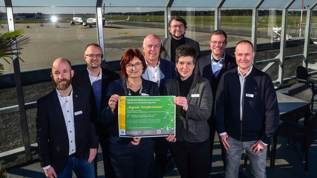 André Voller (l.) von der Digiwerkstatt 4.B bei der Veranstaltungsreihe André Voller (l.) von der Digiwerkstatt 4.B bei der Veranstaltungsreihe