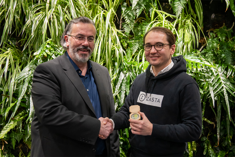 Ralf Magerkurth gratuliert Dr. Michael Postada (Die Bildrechte liegen bei dem Verfasser der Mitteilung.)