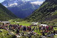 Rast auf der Bergwiese bei der Friedenswanderung (Tourismusverband Krimml) Rast auf der Bergwiese bei der Friedenswanderung (Tourismusverband Krimml)