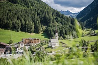 Blick auf das Naturhotel Rainer eingebettet in sommerliche Bergwiesen (Naturhotel Rainer) Blick auf das Naturhotel Rainer eingebettet in sommerliche Bergwiesen (Naturhotel Rainer)