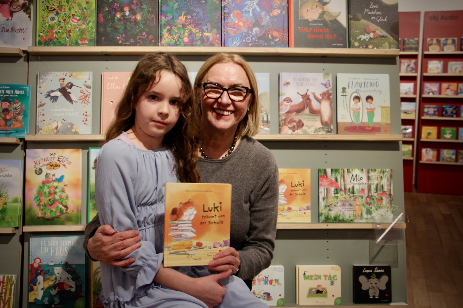 Die Autorinnen Lejla Tiro und Greta Scherzer zeigen ihr Buch in der 17. Münchner Bücherschau junior Die Autorinnen Lejla Tiro und Greta Scherzer zeigen ihr Buch in der 17. Münchner Bücherschau junior