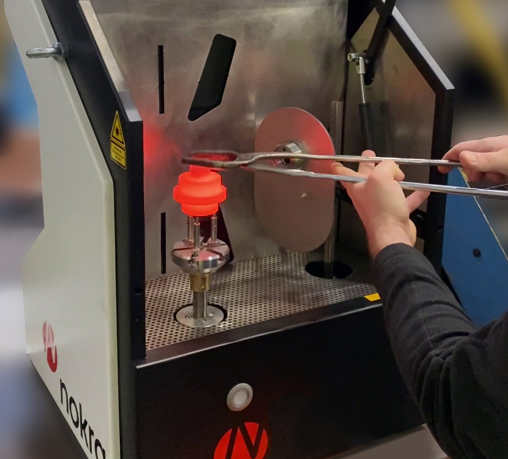 The hot forged parts are picked up by a conveyor belt and are placed into the measuring cell. (Die Bildrechte liegen bei dem Verfasser der Mitteilung.)