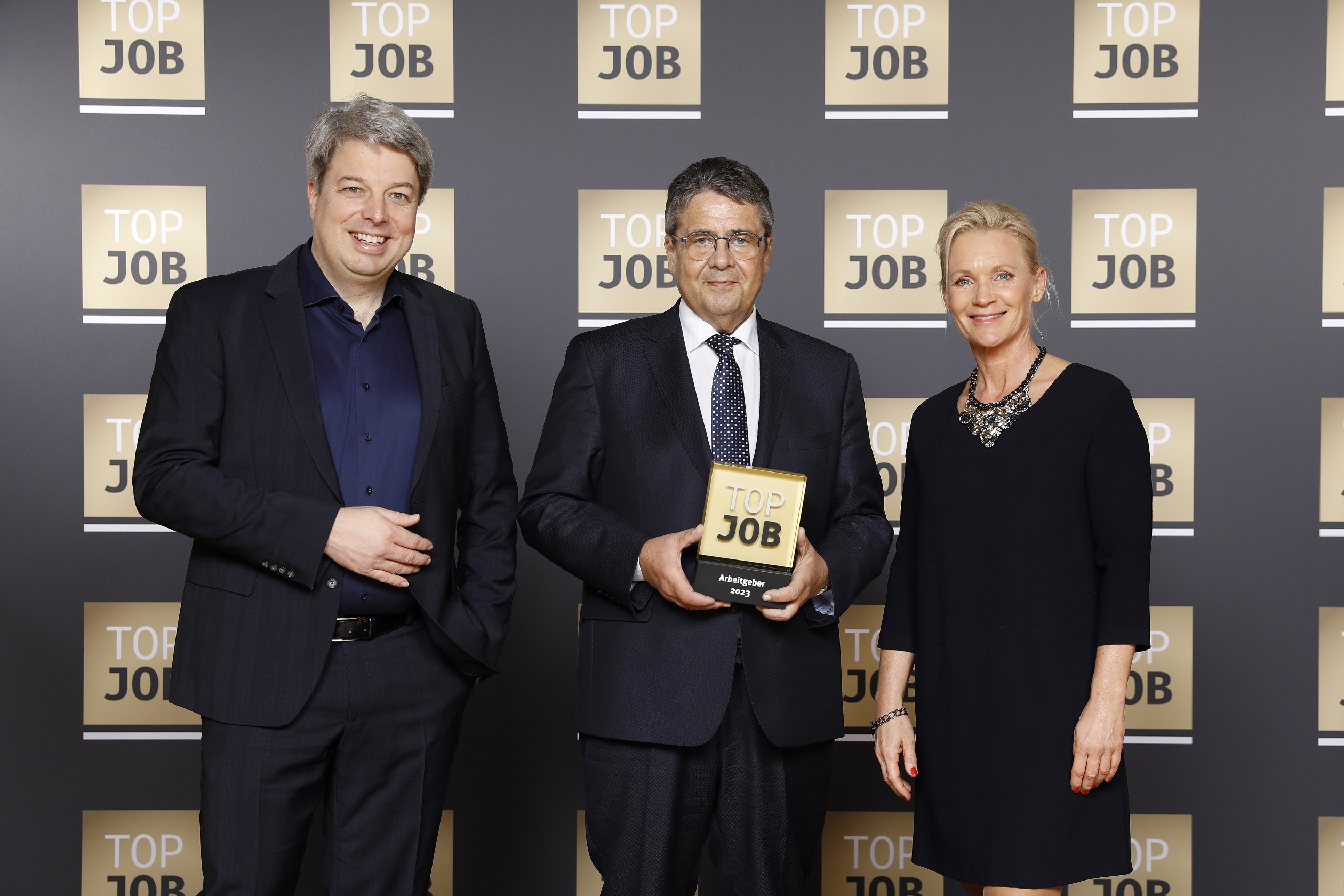 eprimo Pressesprecher Roman Zurhold, Sigmar Gabriel und eprimo CEO Katja Steger (v. l.) (Bildquelle: Top Job)