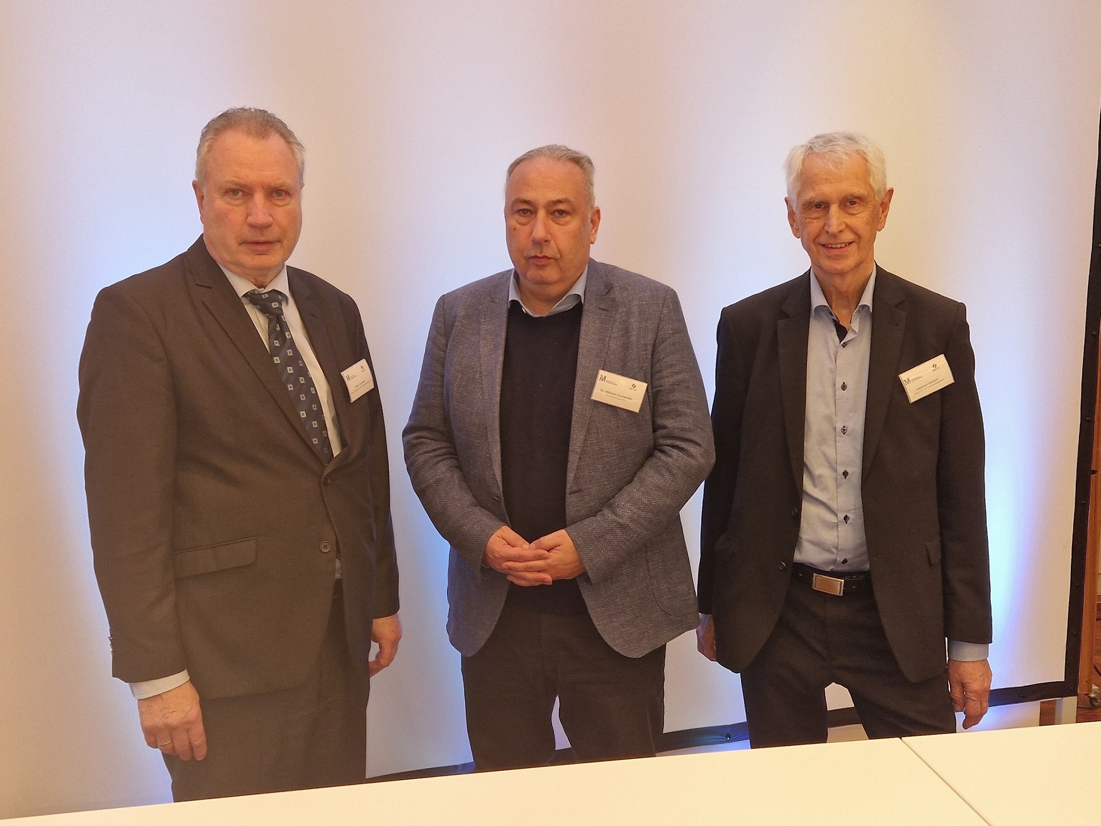 Foto v.l.n.r.: Heinz Leymann (IfKom), Dr. Wilhelm Eschweiler (BNetzA), Ekkehart Gerlach (deutsche ict + medienakademie) Foto v.l.n.r.: Heinz Leymann (IfKom), Dr. Wilhelm Eschweiler (BNetzA), Ekkehart Gerlach (deutsche ict + medienakademie)