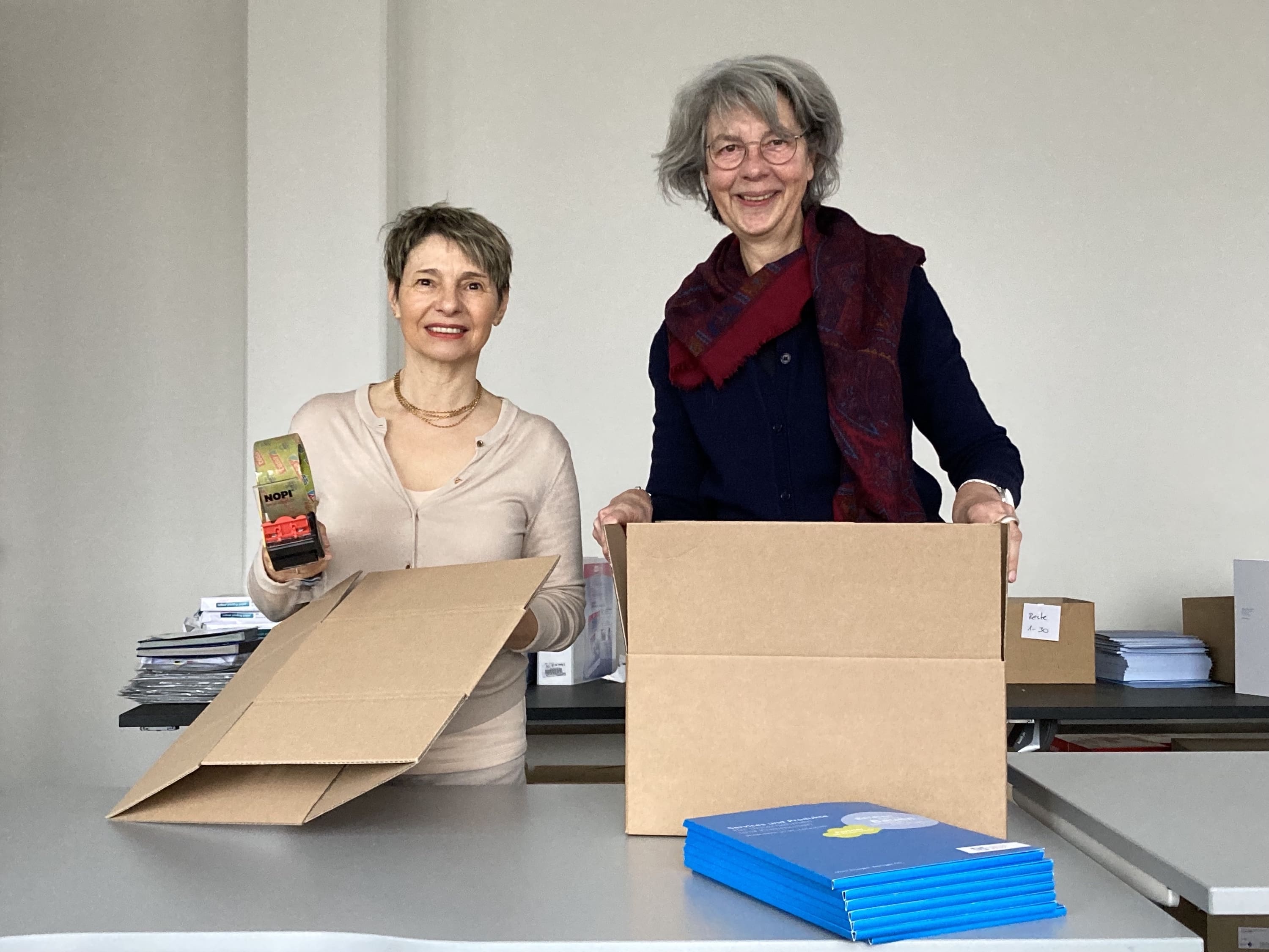 (v.li.) Marilena Gregorini und Claudia Bauermeister-Koch packen Kartons mit den Arbeitshandschuhen von HanseWerk-Tochter SH Netz. (v.li.) Marilena Gregorini und Claudia Bauermeister-Koch packen Kartons mit den Arbeitshandschuhen von HanseWerk-Tochter SH Netz.