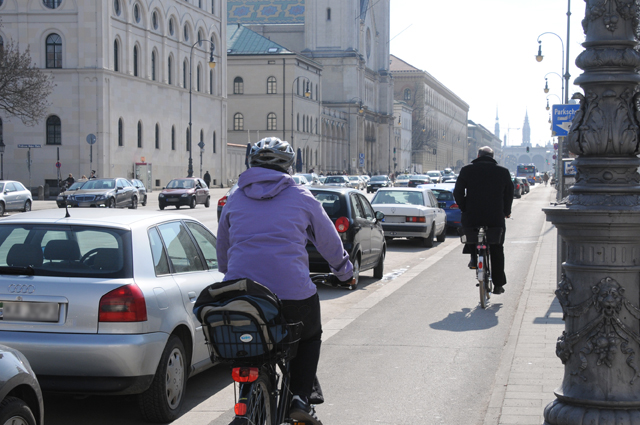 Autofahrer sollten beim Aussteigen auf Radfahrer achten. (Bildquelle: ERGO Group) Autofahrer sollten beim Aussteigen auf Radfahrer achten. (Bildquelle: ERGO Group)