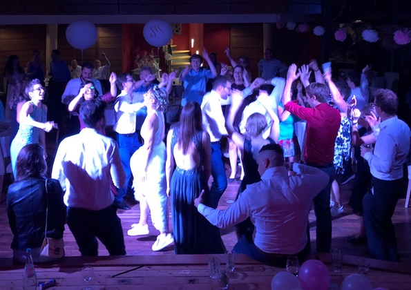 DJ Zalmii bietet seinen Kunden verschiedene Pauschalangebote an. (Die Bildrechte liegen bei dem Verfasser der Mitteilung.) DJ Zalmii bietet seinen Kunden verschiedene Pauschalangebote an. (Die Bildrechte liegen bei dem Verfasser der Mitteilung.)