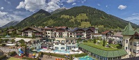 Aussenansicht Hotel im Sommer (Alpenrose – Familux Resort)