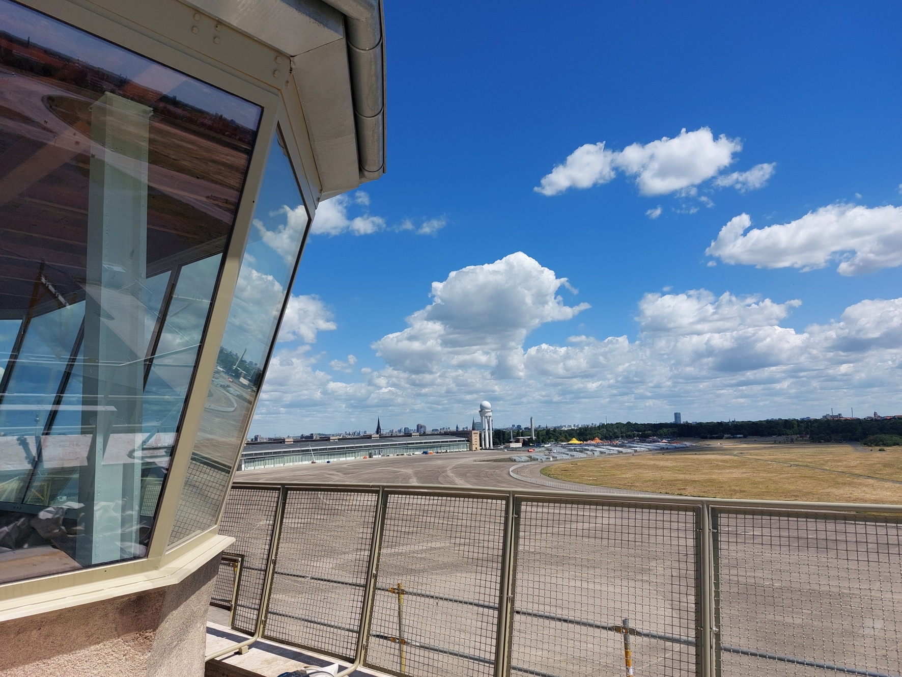 Tower nebst Aussichtsplattform: Ein eindrucksvoller Rundumblick über die Weite des Tempelhofer Feldes. (Foto: maxit Gruppe) Tower nebst Aussichtsplattform: Ein eindrucksvoller Rundumblick über die Weite des Tempelhofer Feldes. (Foto: maxit Gruppe)