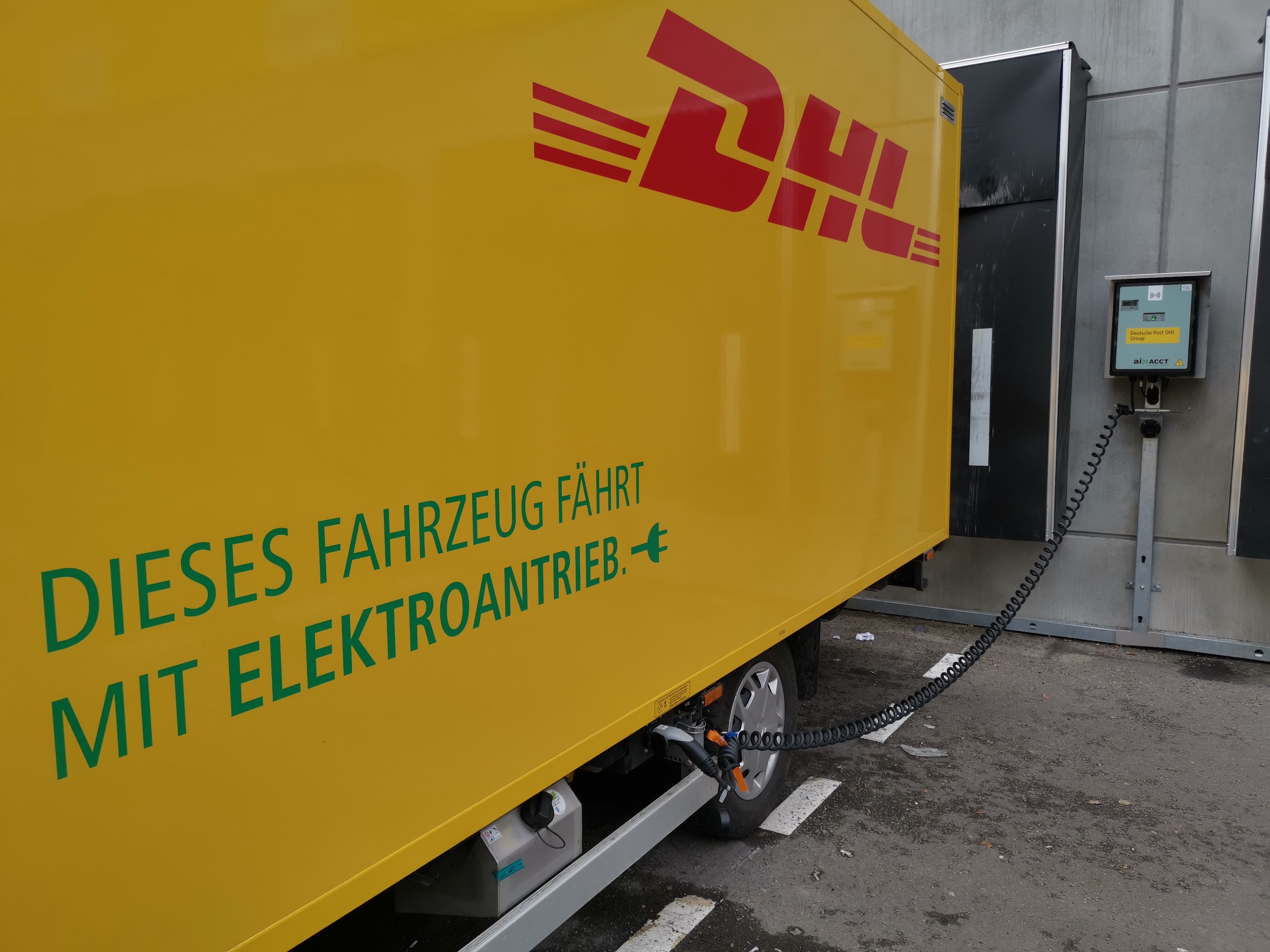 E.DIS hat im Praxistest in Brandenburg erforscht, wie Ladefahrpläne für diesen E-Fuhrpark das Stromnetz entlasten können. E.DIS hat im Praxistest in Brandenburg erforscht, wie Ladefahrpläne für diesen E-Fuhrpark das Stromnetz entlasten können.