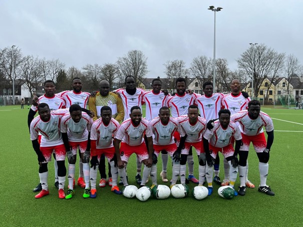 FC Mainaustraße mit neuen Trikots und den Sportgeräten von Rasenreich (Die Bildrechte liegen bei dem Verfasser der Mitteilung.) FC Mainaustraße mit neuen Trikots und den Sportgeräten von Rasenreich (Die Bildrechte liegen bei dem Verfasser der Mitteilung.)