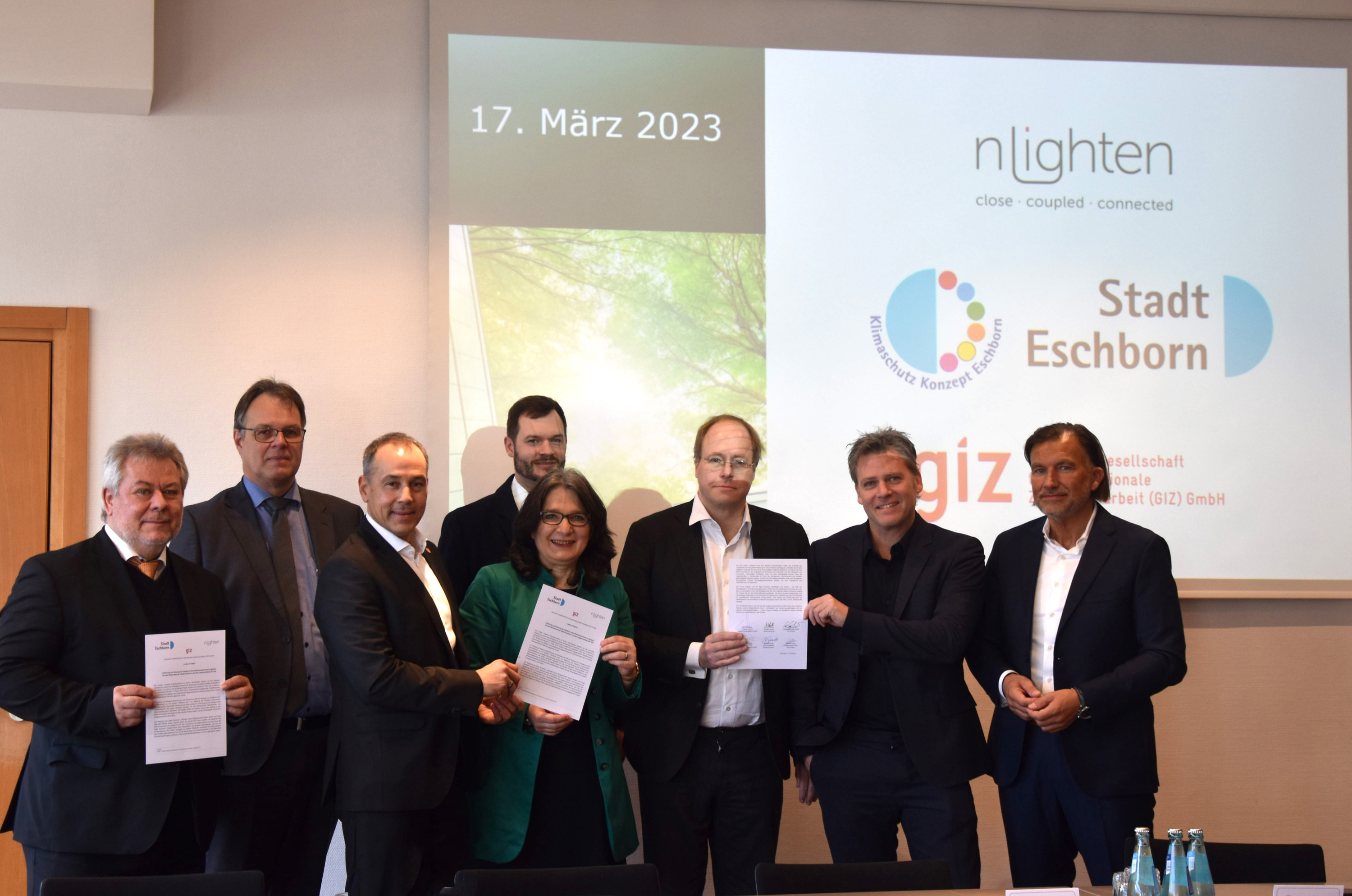 Vertreter von nLighten, der Stadt Eschborn und der GIZ bei der Unterzeichnung der Absichtserklärung (Bildquelle: Stadt Eschborn) Vertreter von nLighten, der Stadt Eschborn und der GIZ bei der Unterzeichnung der Absichtserklärung (Bildquelle: Stadt Eschborn)