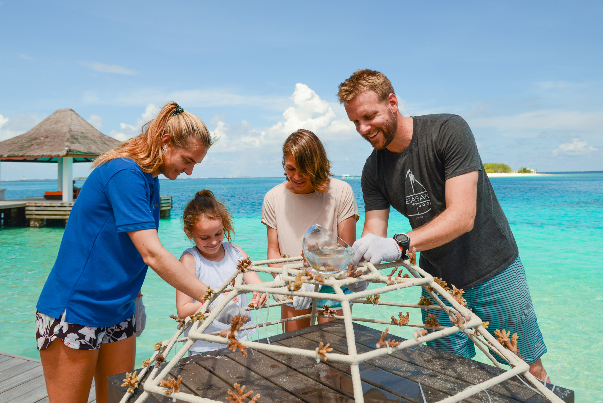 Bei„Adopt a Coral“engagieren sich Familien gemeinsam für den Erhalt des marinenÖkosystems (Bildquelle:©Sheraton Maldives Full Moon Resort& Spa) Bei„Adopt a Coral“engagieren sich Familien gemeinsam für den Erhalt des marinenÖkosystems (Bildquelle:©Sheraton Maldives Full Moon Resort& Spa)