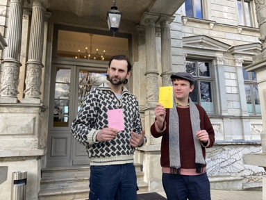 Niko Lajev (links) und Marcus Paninka sorgen jeden Monat für?literarische Abwechslung. (Bildquelle: Anett Ast) Niko Lajev (links) und Marcus Paninka sorgen jeden Monat für?literarische Abwechslung. (Bildquelle: Anett Ast)