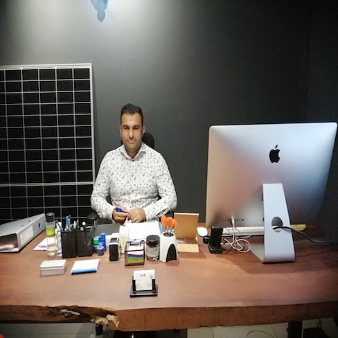 Mr Dennis Elverir ist CEO der https://africainvestco.com/ in seinem Gambia Büro