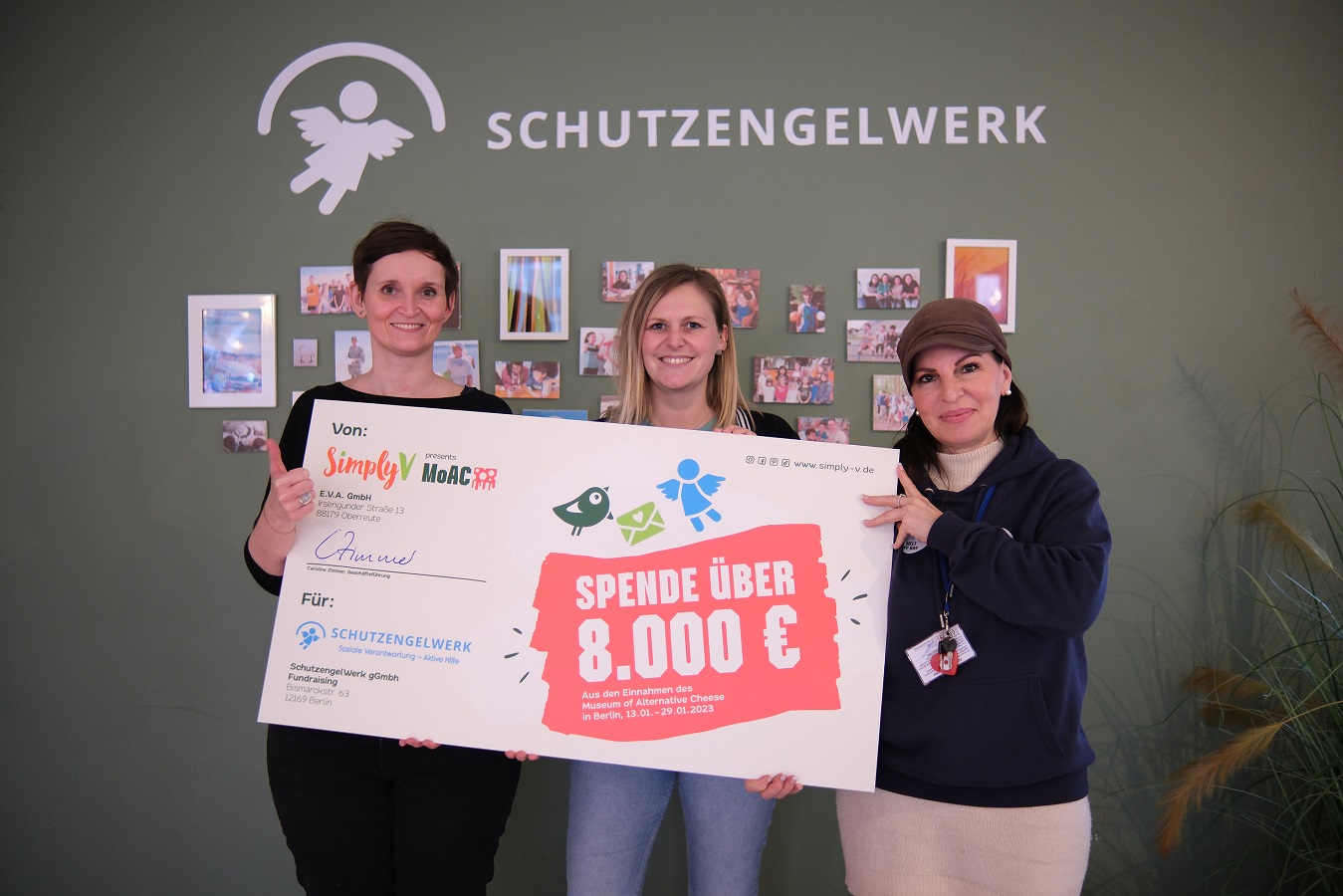 Chiara Bröker von Simply V (Mitte) mit Katharina Weidenmüller und Petra Kalus von SchutzengelWerk Chiara Bröker von Simply V (Mitte) mit Katharina Weidenmüller und Petra Kalus von SchutzengelWerk