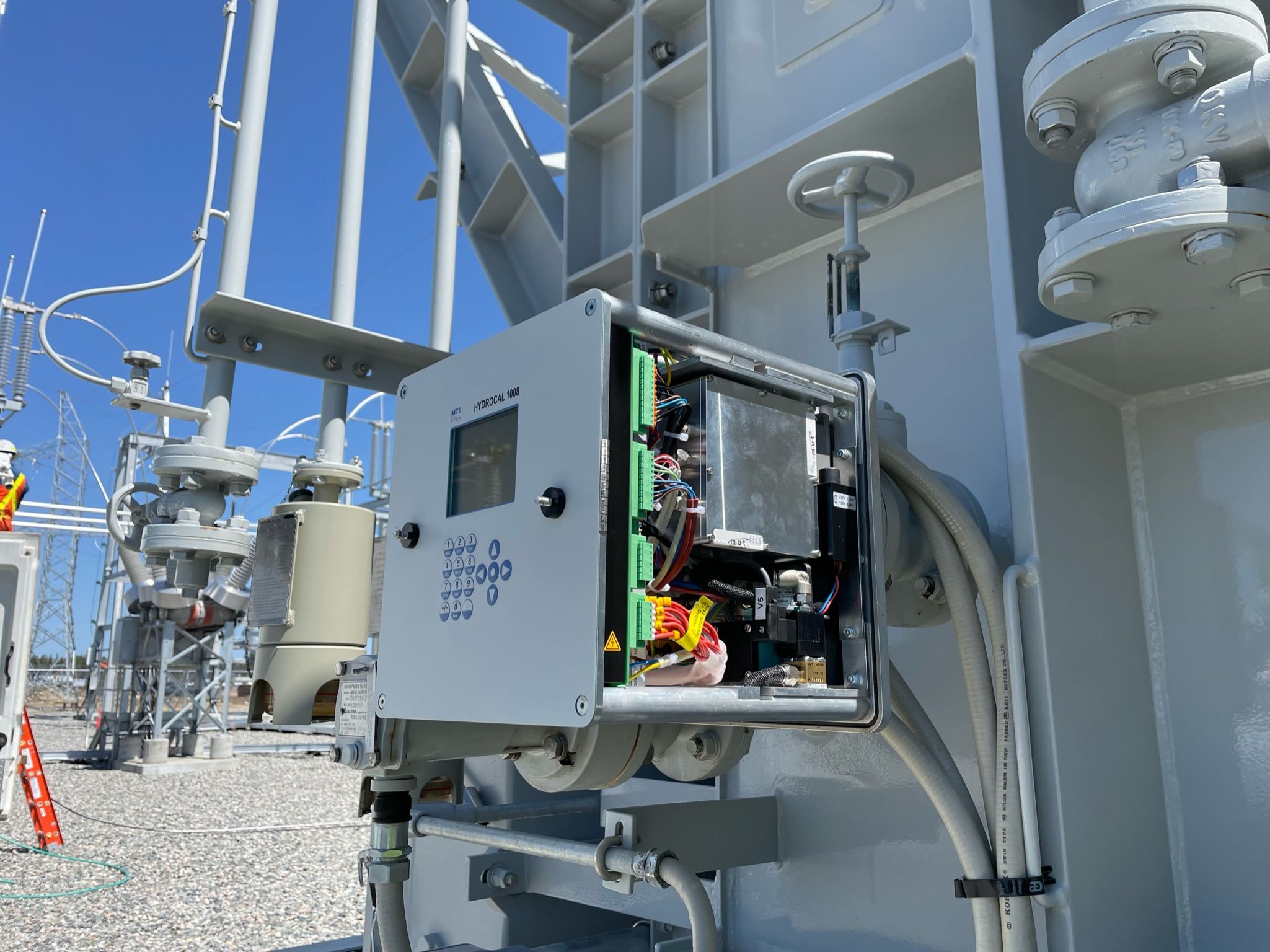 Mit dem Analysesystem HYDROCAL 1008 wird die Qualität des Transformatoröls fortlaufend überwacht. Mit dem Analysesystem HYDROCAL 1008 wird die Qualität des Transformatoröls fortlaufend überwacht.