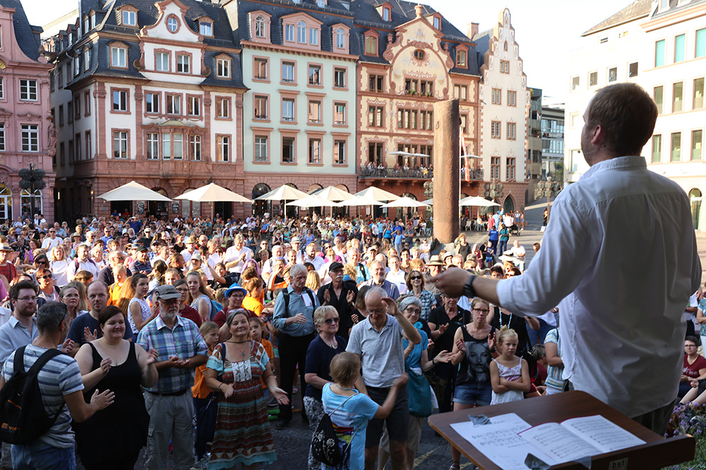 Abschlusssingen mit Publikum beim 1. Landes-Chorfest Rheinland-Pfalz 2019 in Mainz. (Bildquelle: ToZi / CV RLP)